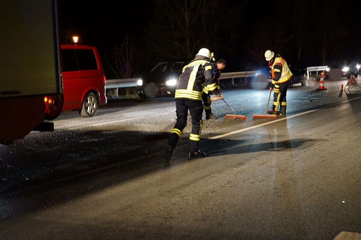 Großes Trümmerfeld nach Verkehrsunfall