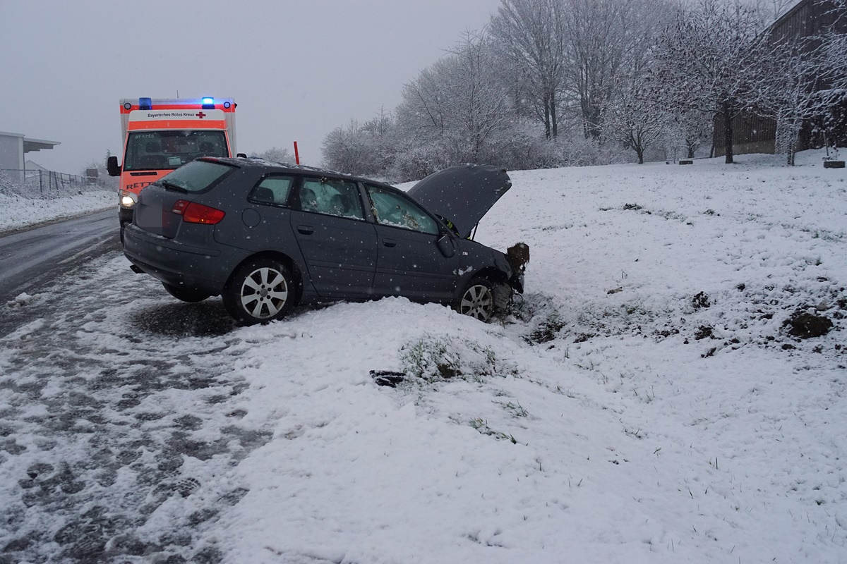 Schneebedeckte Fahrbahn wird Audi-Fahrer zum Verhängnis