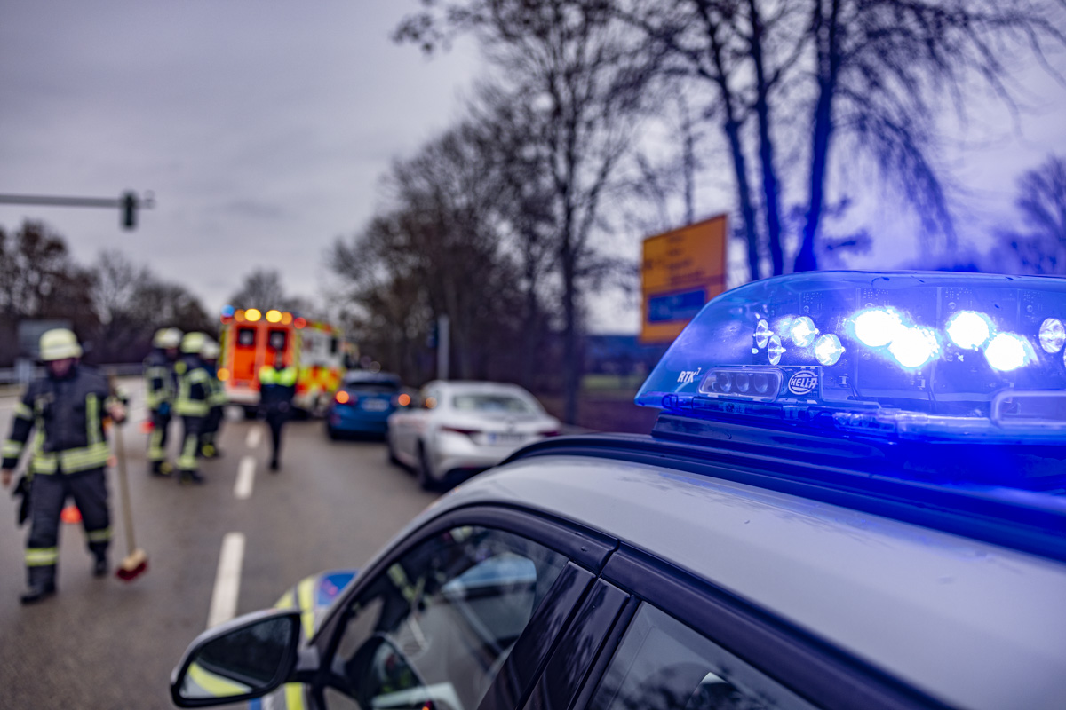 Junger Mann prallt gegen einen Bauschutt-Container