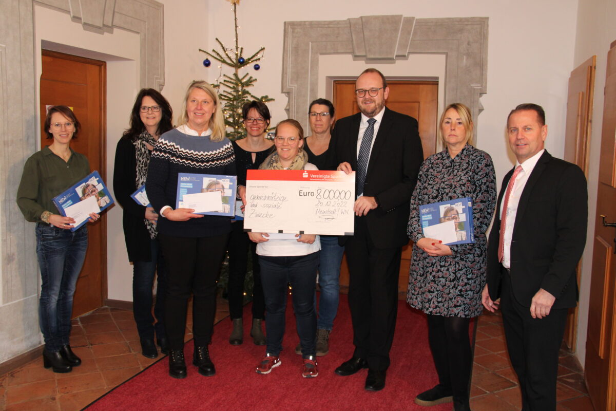 Vorgezogene Weihnachtsgeschenke für Kindergärten im Landkreis