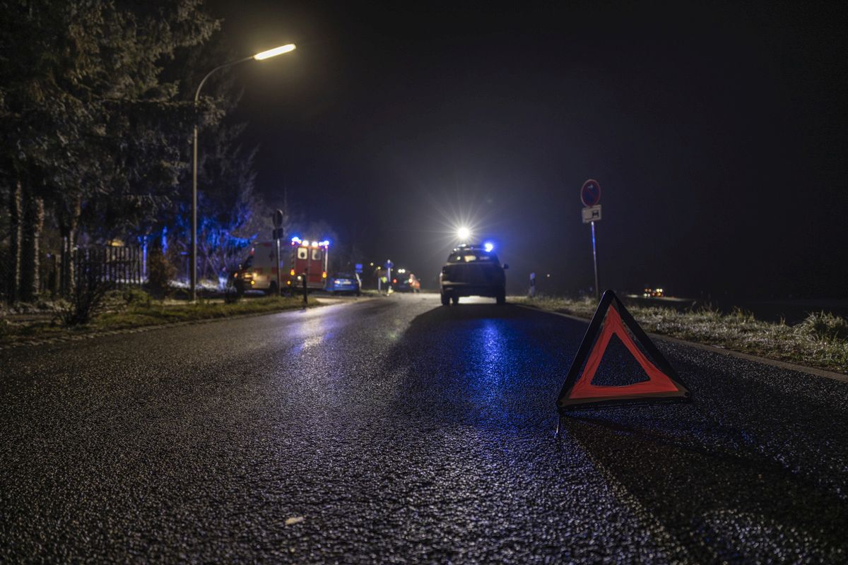 Auf der B 22: Kurve nicht erwischt und im Acker steckengeblieben