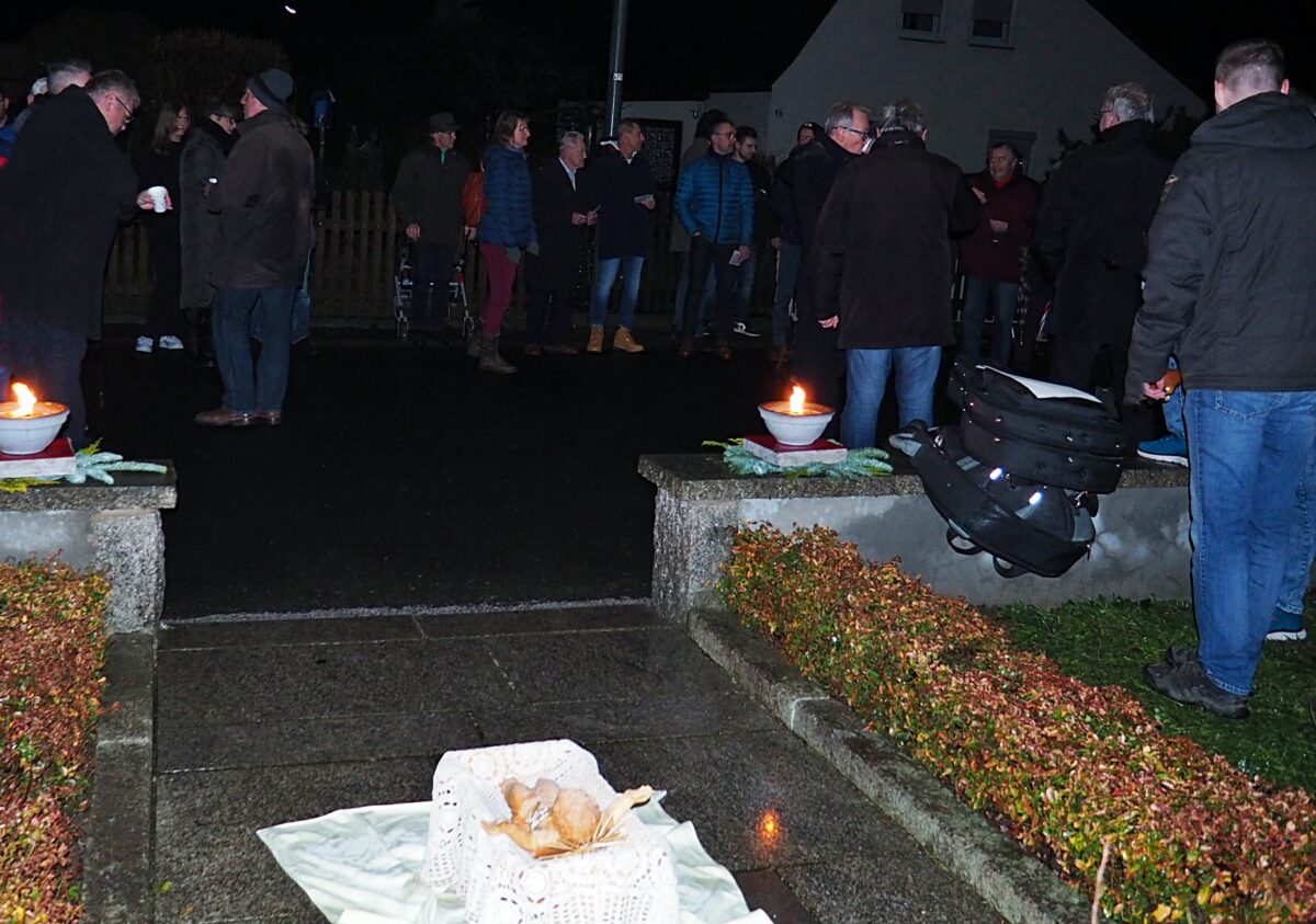 Rehbühlsiedler läuten am Gedenkstein den Heiligen Abend ein
