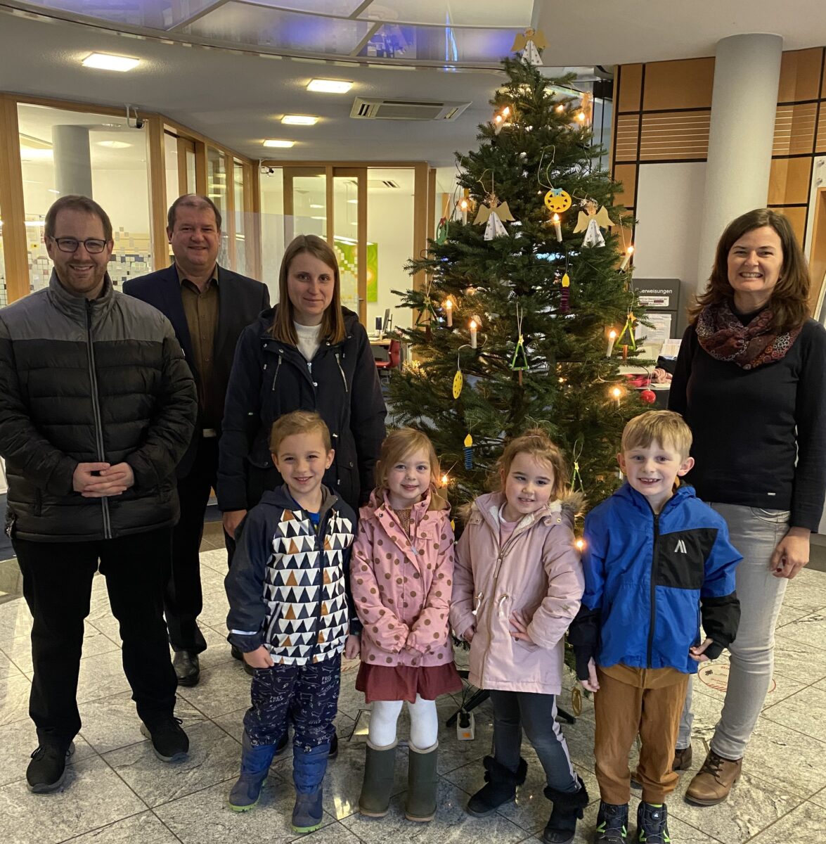 Besonderer Schmuck für den Christbaum der Raiffeisenbank