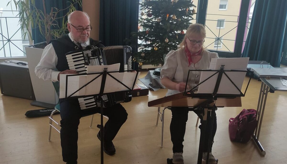 Gemütliche Runde mit Musik bei der VdK-Adventsfeier