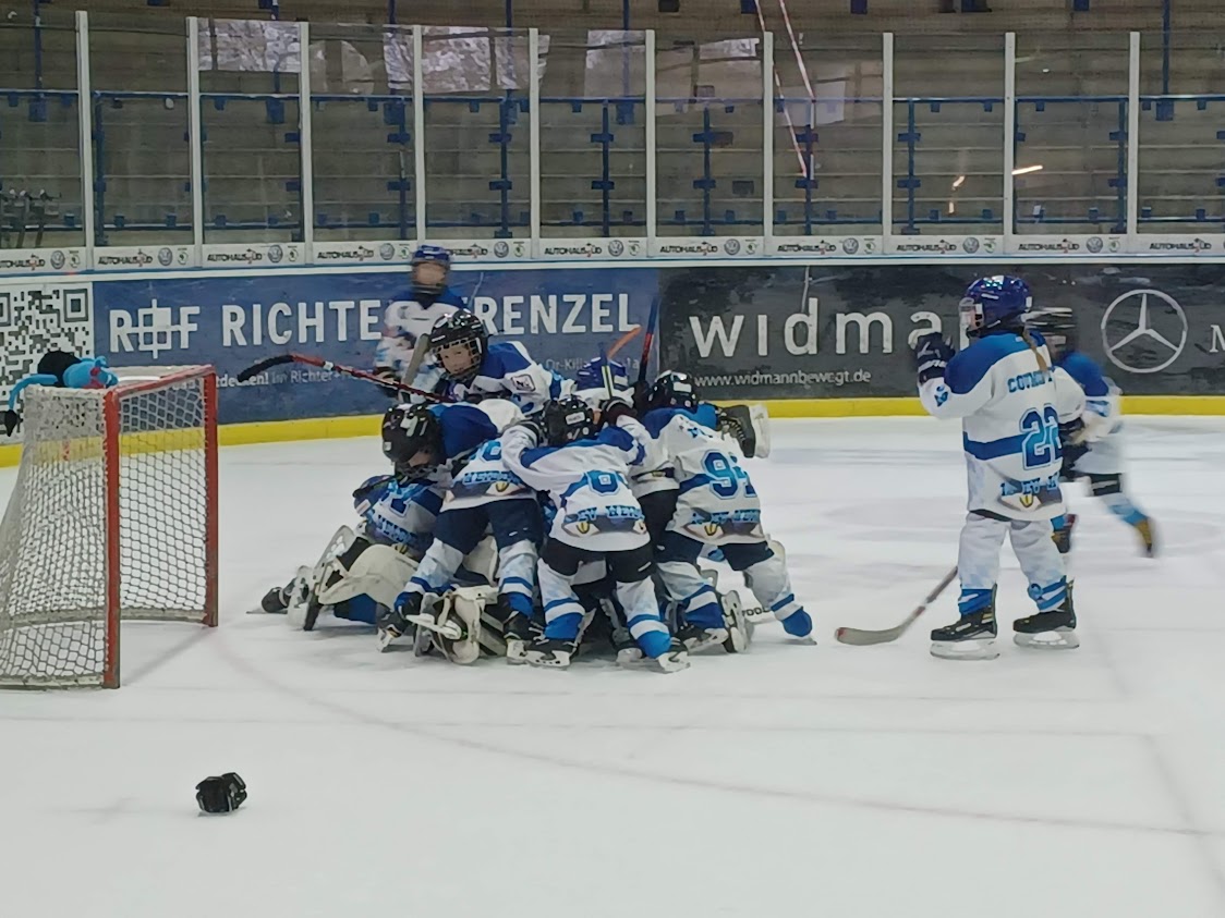 Die Kleinsten der Young Blue Devils trumpfen beim eigenen Turnier groß auf