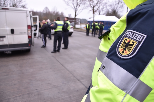 Waffenarsenal im Kofferraum – Bundespolizei beschlagnahmt verbotene Gegenstände