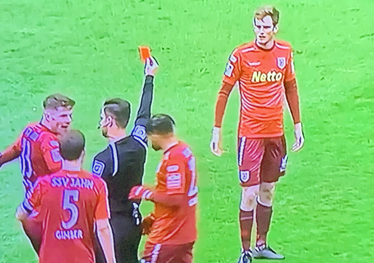 SSV Jahn schenkt die Punkte in zehn Horror-Minuten an Tabellenführer Darmstadt ab