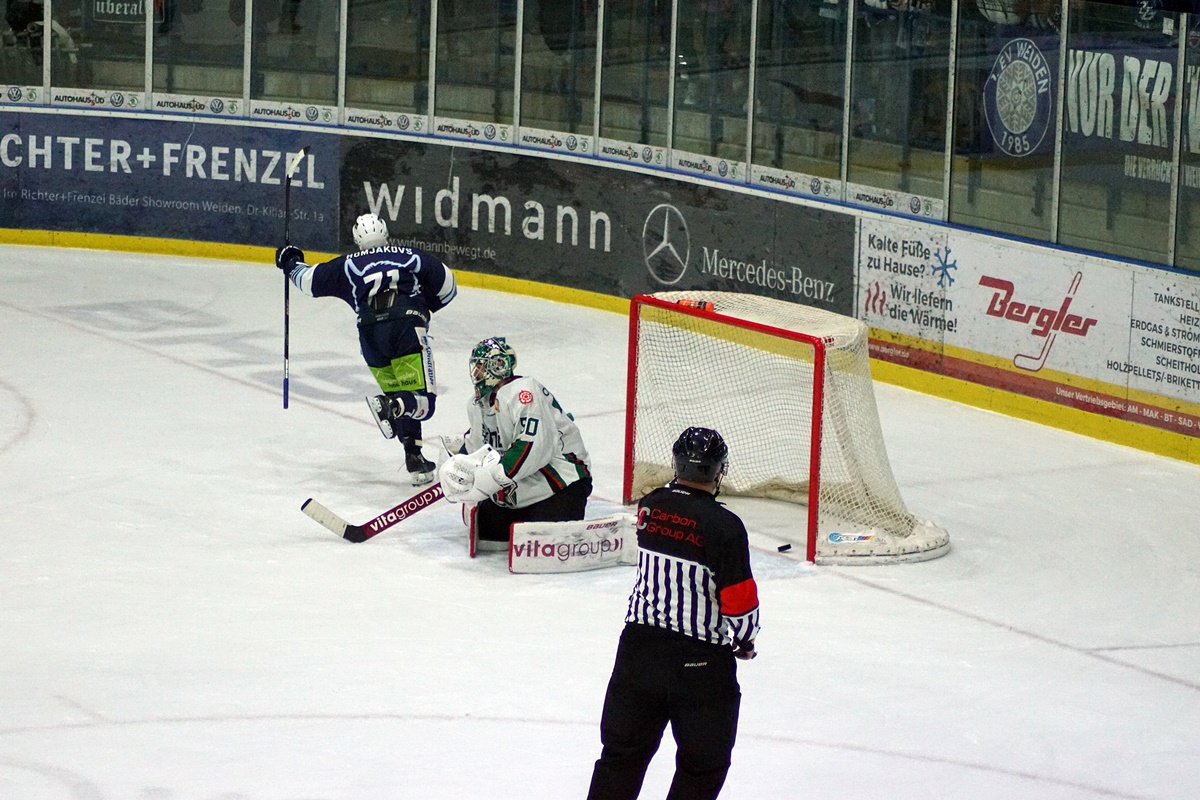 Blue Devils schießen Starbulls Rosenheim regelrecht aus der Halle