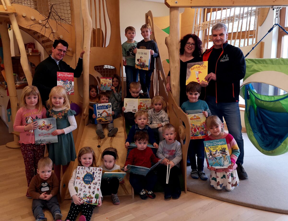 Entdecken, Erforschen und Erleben – Bücherspende für den Kindergarten