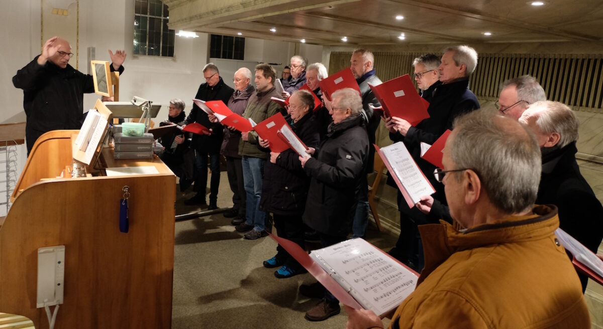 Klangvolle Männerstimmen gestalten Flosser<br>Gottesdienst