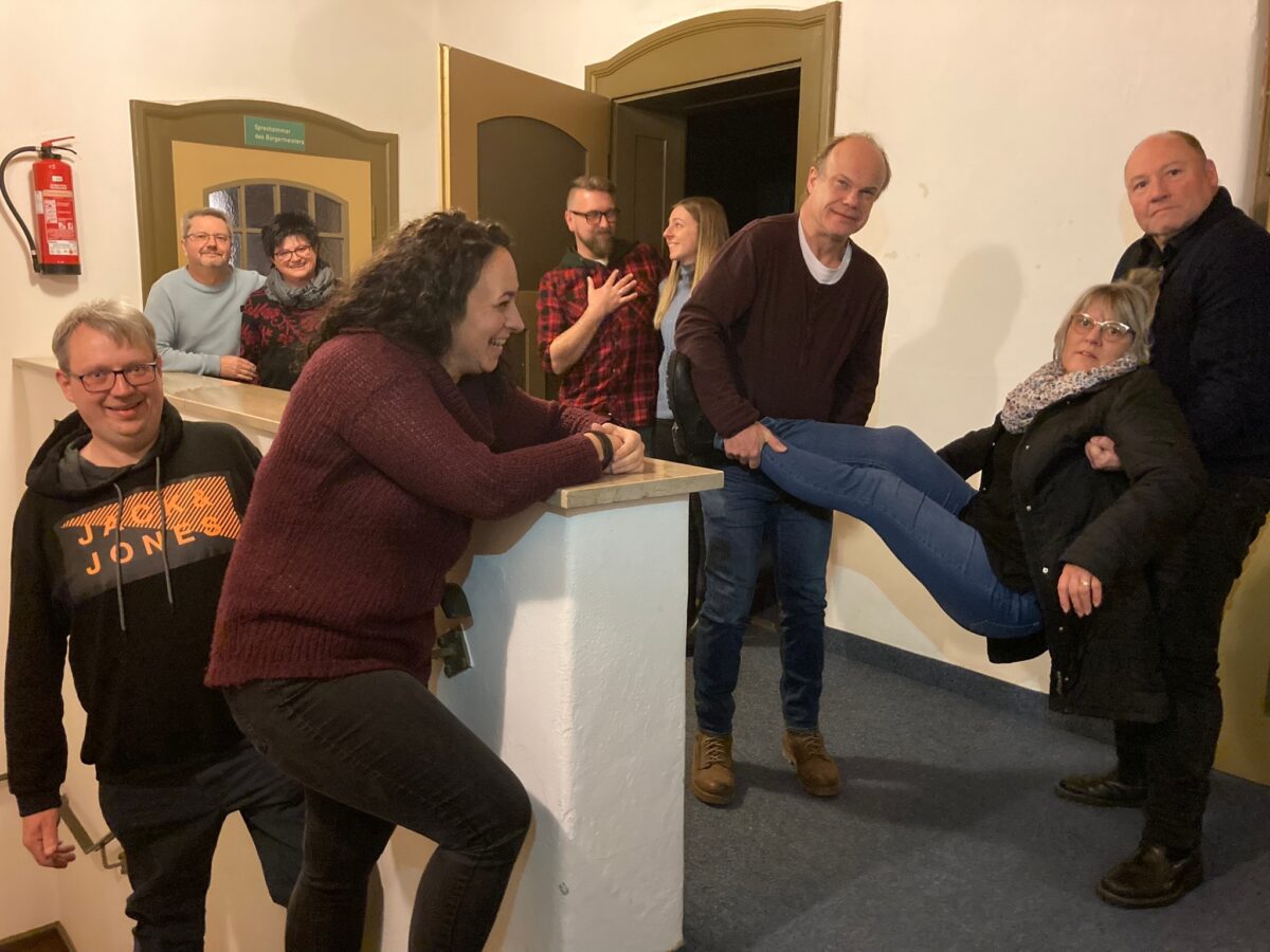 Vorhang auf für „Tür an Tür mit Alize“: Ein urkomisches Dorftheater