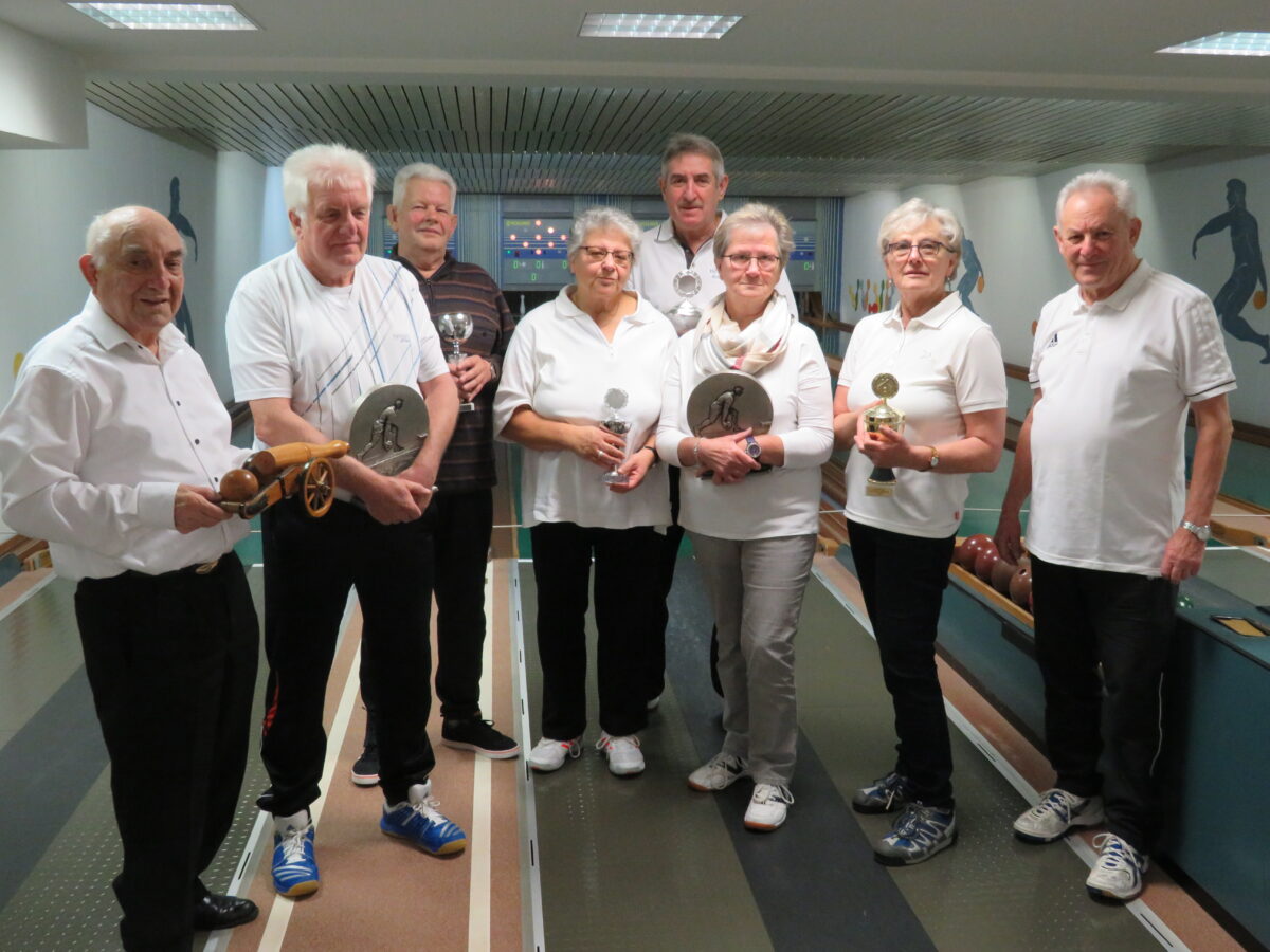 Pokale für Reha-Vital-Sportler