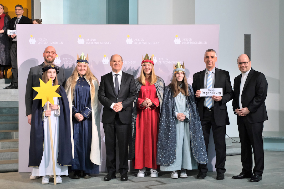 Aufregend: Sternsingerinnen aus Luhe schütteln dem Kanzler die Hand