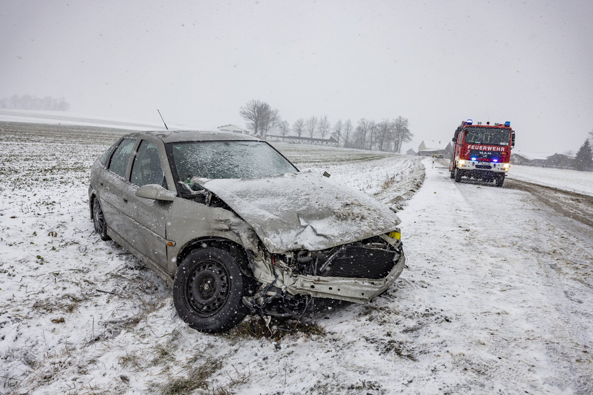 Glatte Fahrbahn: Auto und Brummi krachen zusammen