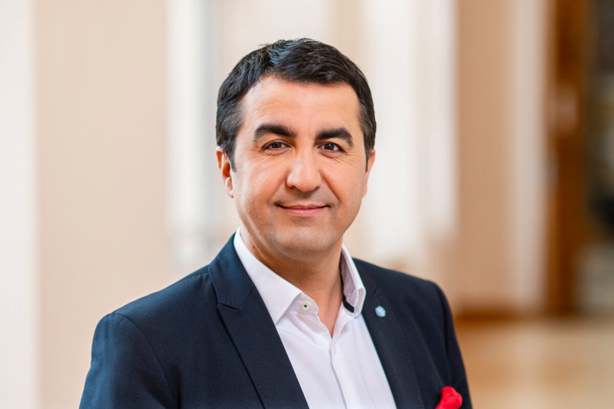 SPD-Bezirksvorsitzende Ismail Ertug bedauert Tasdelens Rücktritt und lobt Auswahl des neuen Duos