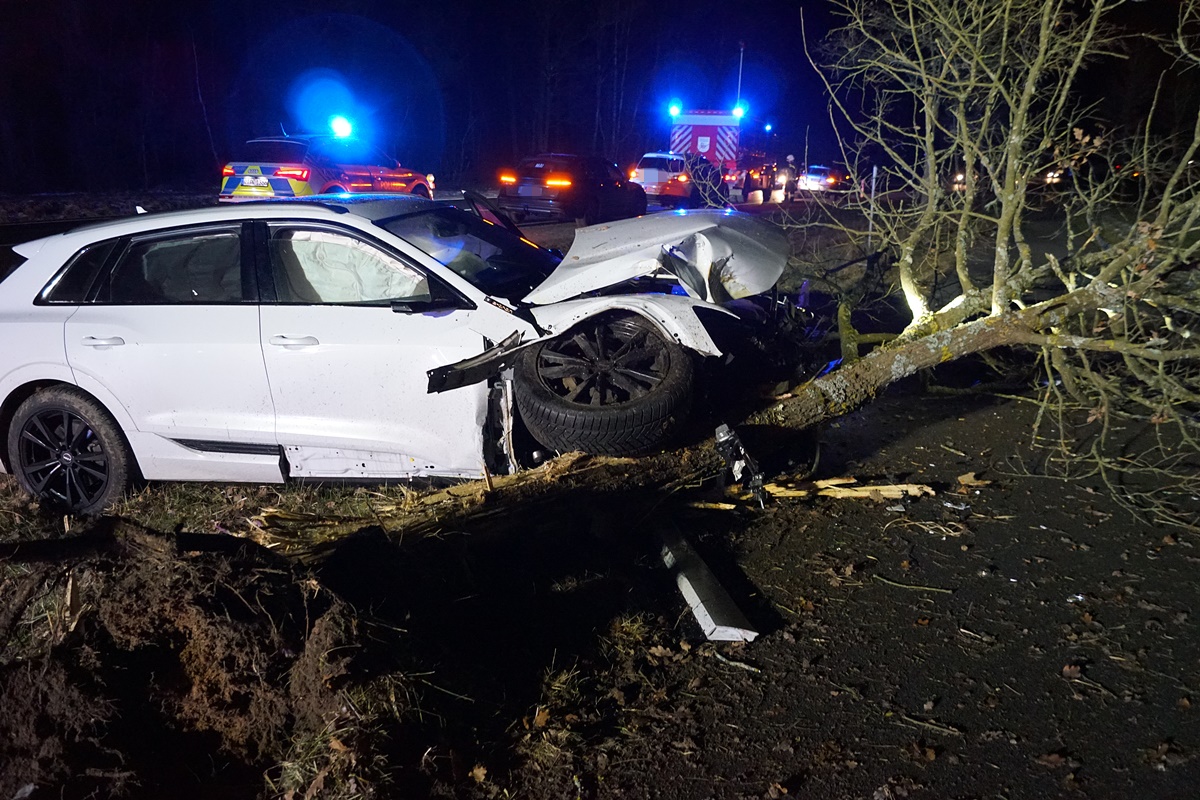 Gegenverkehr übersehen: Auto kracht gegen Baum