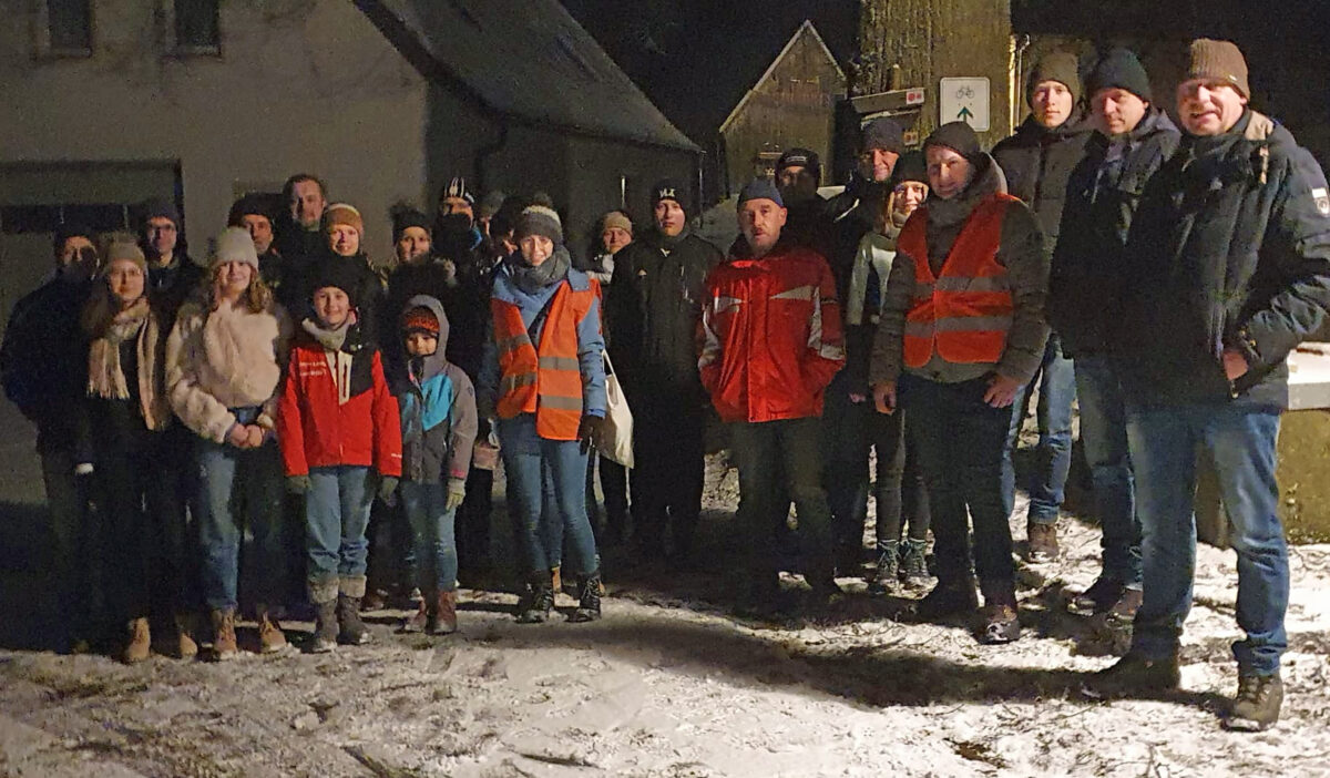 Feuerwehr wandert in die Nacht