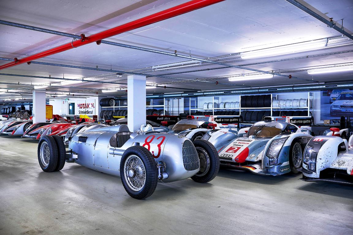 Lektüre für Autofans: die historischen Audi-Fahrzeuge in einem Bildband