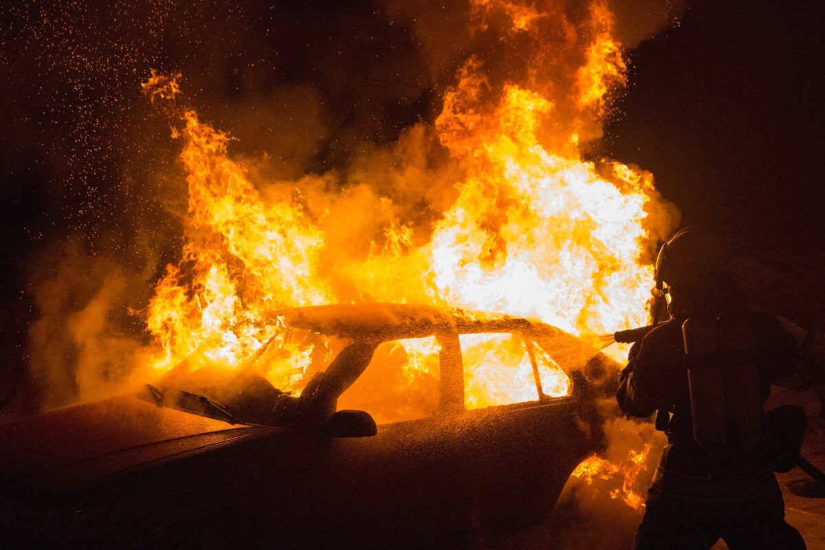 Fahrer lässt brennendes Auto stehen und flieht