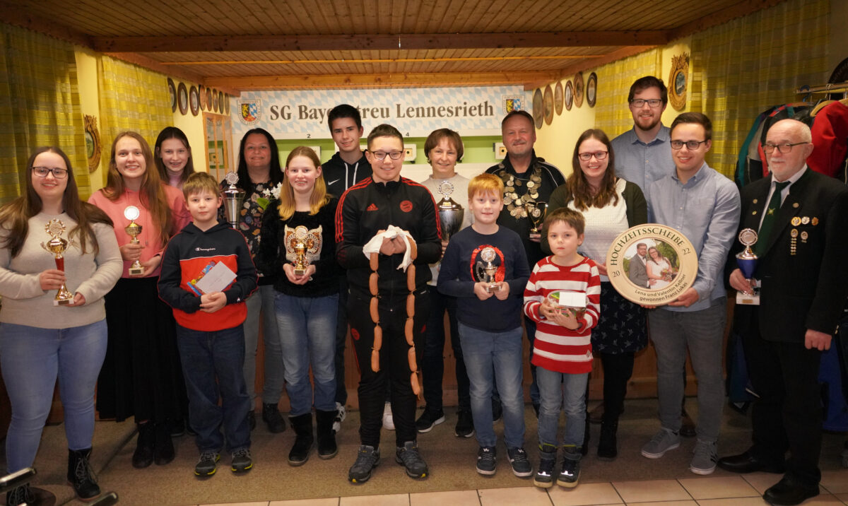 Königsfeier in Lennesrieht: Hochzeitsscheibe und Pokale für Bayerntreuschützen