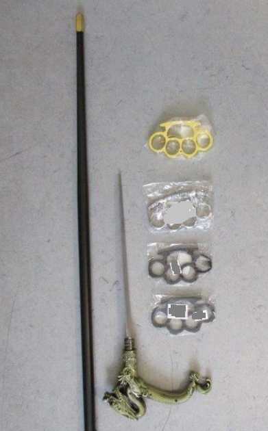 Ungewöhnliches „Souvenir“: Zöllner finden Waffen