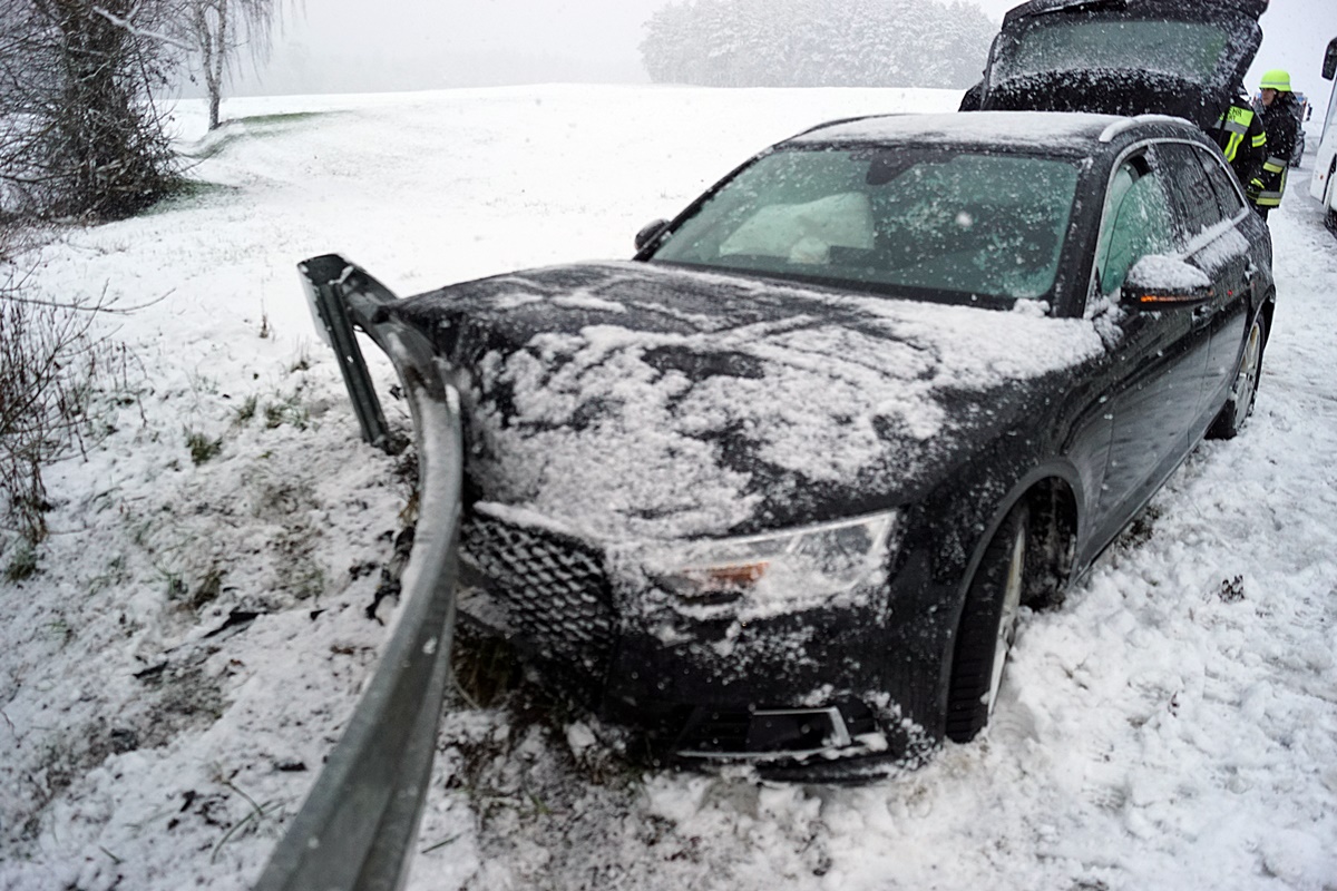 Audi landet in Leitplanke – schwierige Bergung