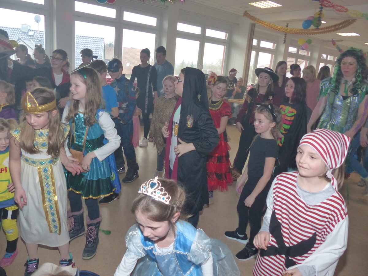 Volles Vereinszentrum und Süßigkeiten-Regen: Endlich wieder Fasching in Neudorf
