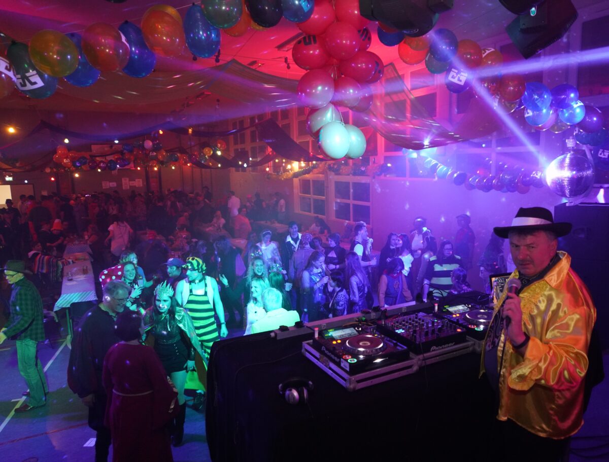 Sportlerball wird zur Faschingsparty umfunktioniert