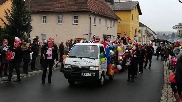 Die Narren sind los – Der Gaudiwurm schlängelt sich durch Dumba