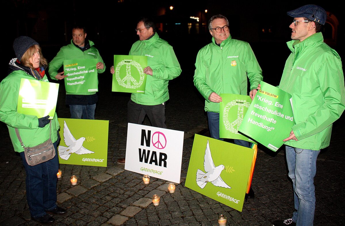 Greenpeace mahnt in Weiden zum Jahrestag des Angriffskrieges