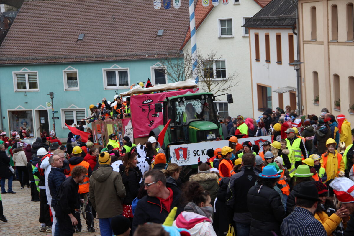 Kirchenthumbacher Faschingszug: Narren trotzen Wind und wechselndem Wetter