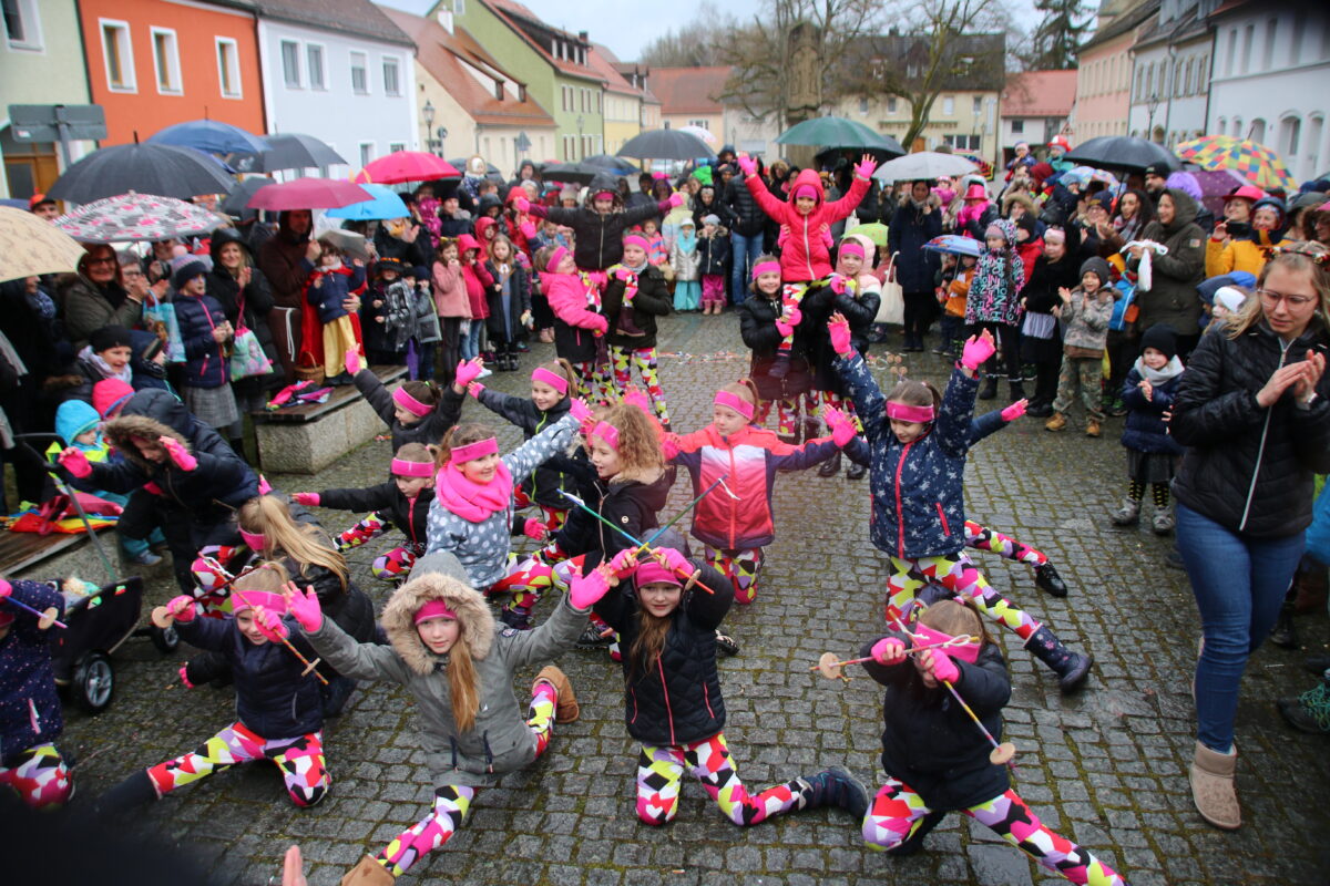 Wetterfeste Grafenwöhrer – Kinderfaschingszug trotzt dem Regen