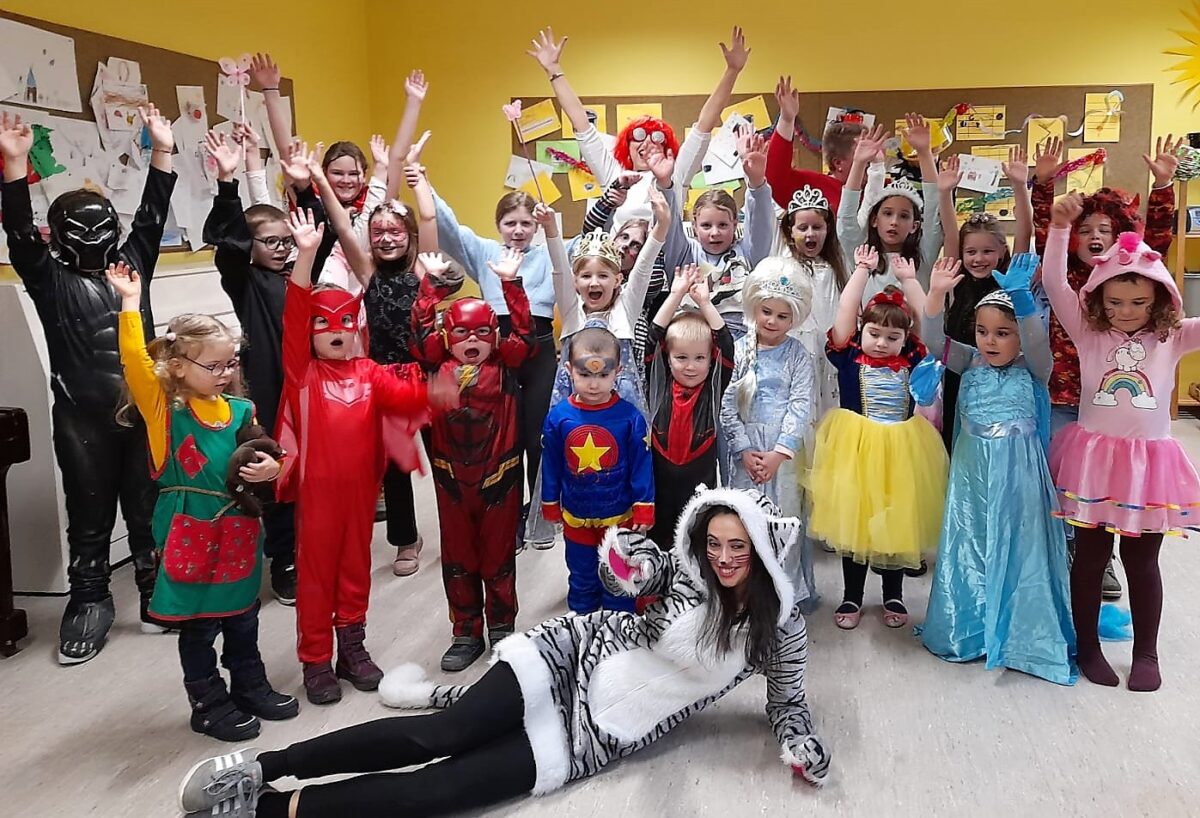 Prinzessinnen und Helden feiern Fasching