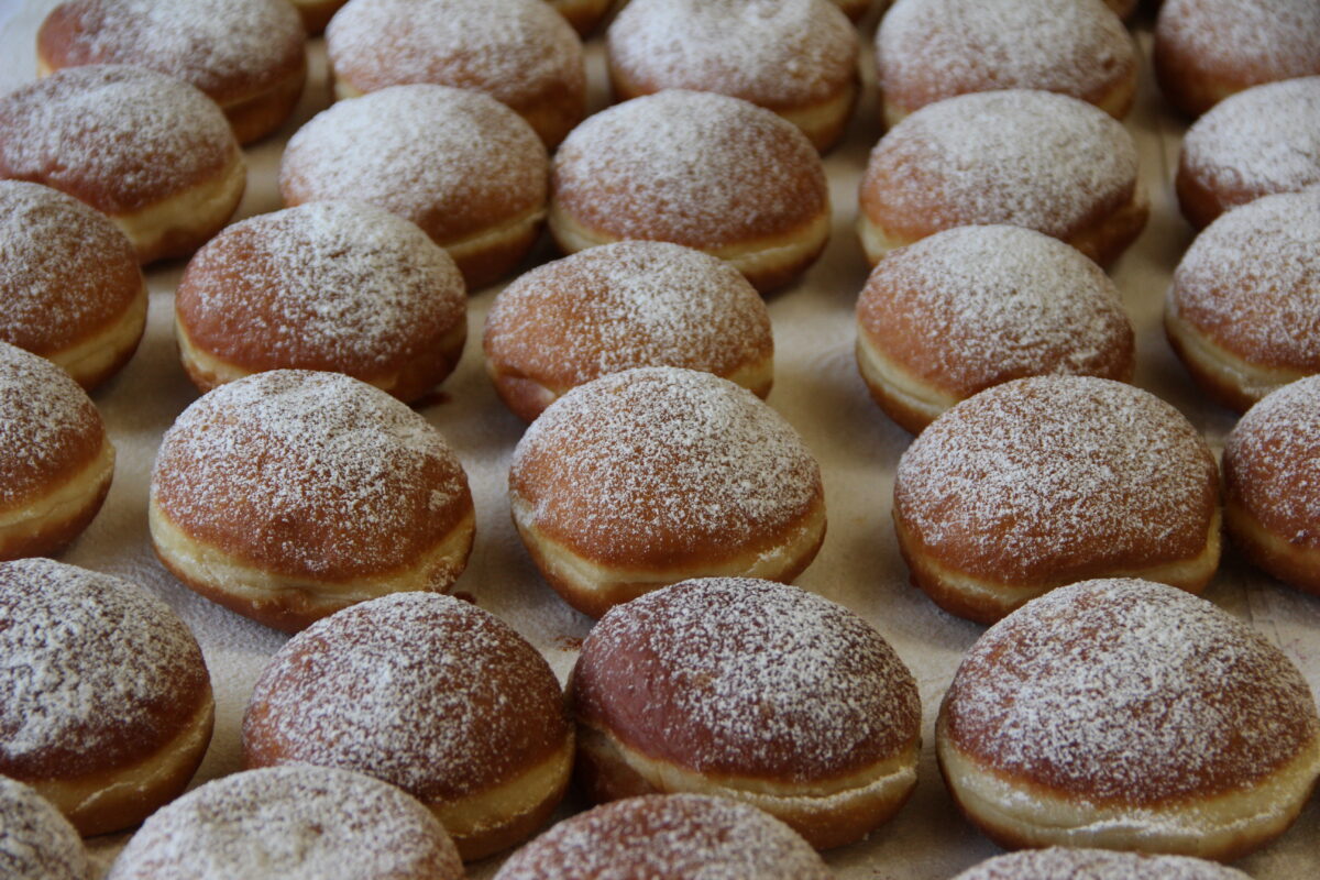 Krapfen für den guten Zweck: 325 Kilo Mehl und über 800 Eier verarbeitet