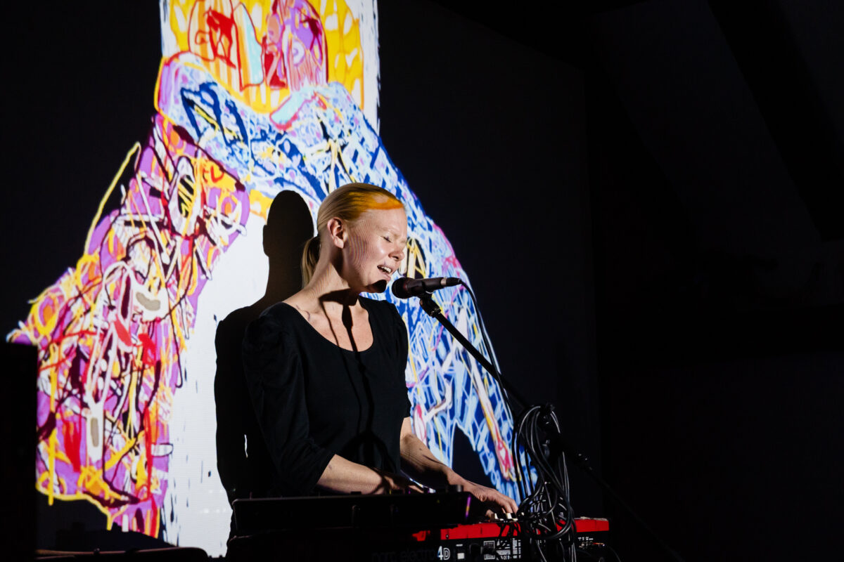 Audiovisuelle Live-Show mit Ostdeutscher Inspiration: Linebug im Parapluie