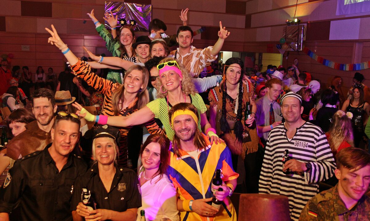 Feierlaune, viel Musik und eine Riesenshow beim Lumpenball in Pirk