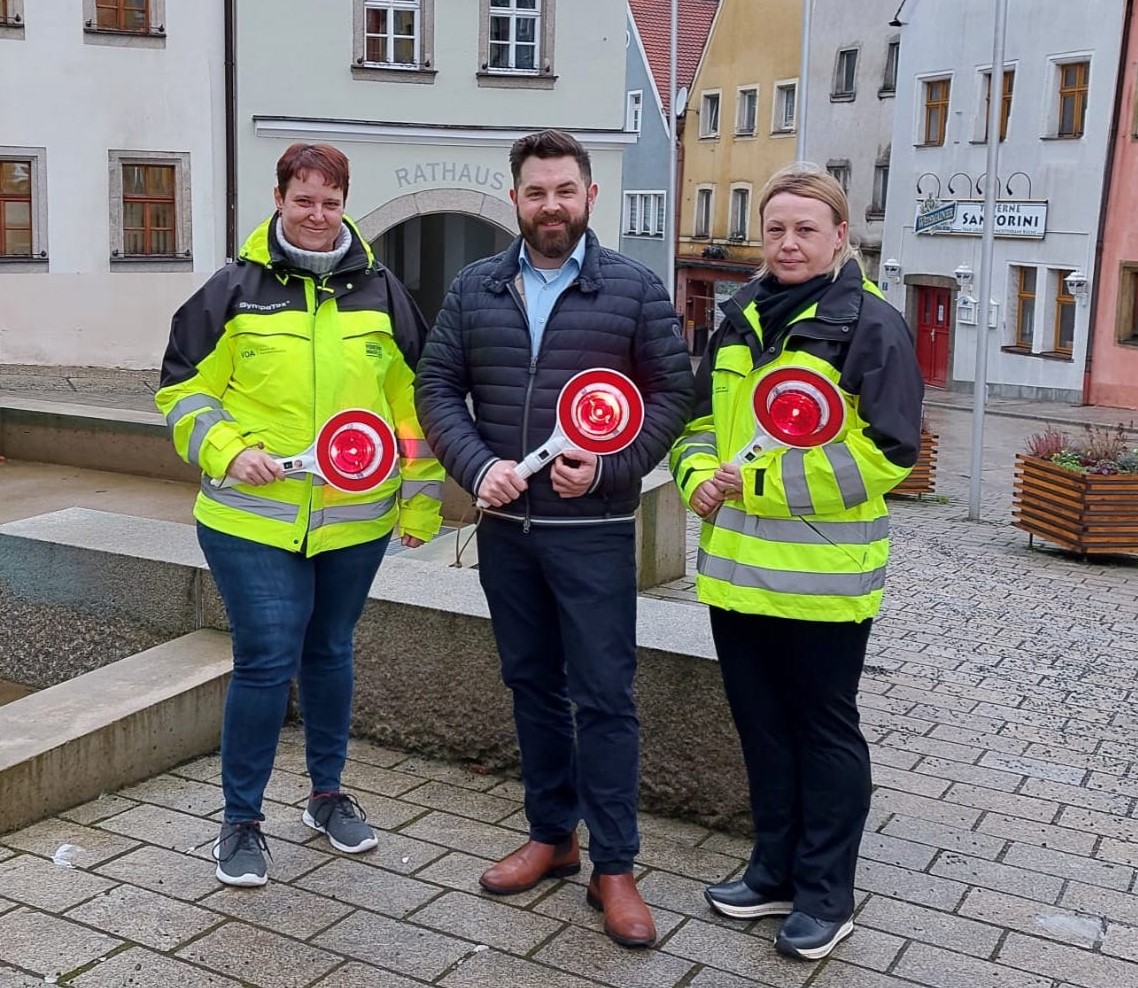 Für die Sicherheit der Kinder: Beleuchtete Kellen weisen den Weg