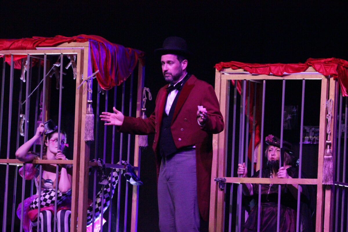 Freakshow mit Mord: Gäste genießen und ermitteln