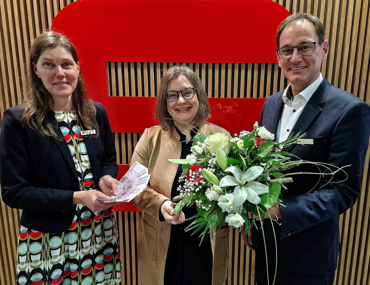 Glückliche Gewinnerin beim „PS-Sparen und Gewinnen“ der Sparkasse