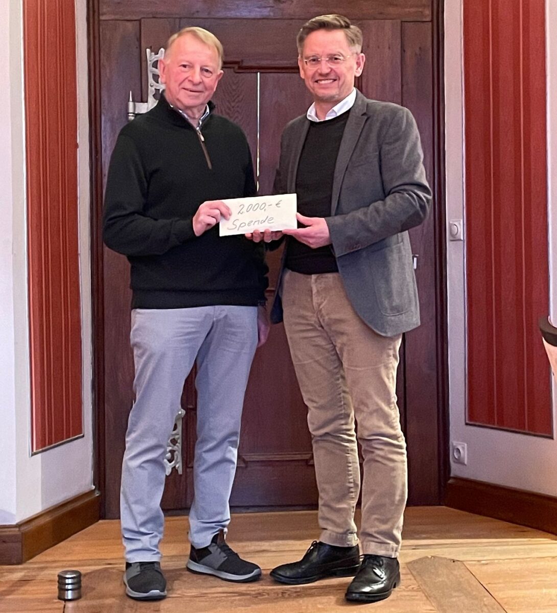 Anstelle von Geburtstagsgeschenken ein dicker Scheck für den Förderverein