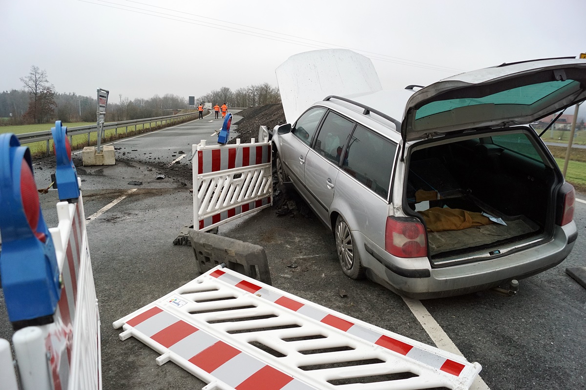 Mit dem Auto durch die Baustellenabsicherung gekracht