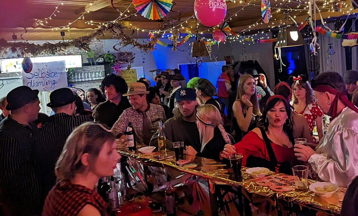 Maschkerer mit viel Fantasie und bester Laune – Fasching in Weiden-West