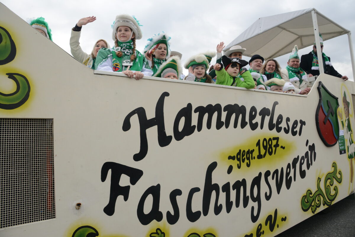 Ausgelassene Narren feiern beim Hammerleser Faschingszug