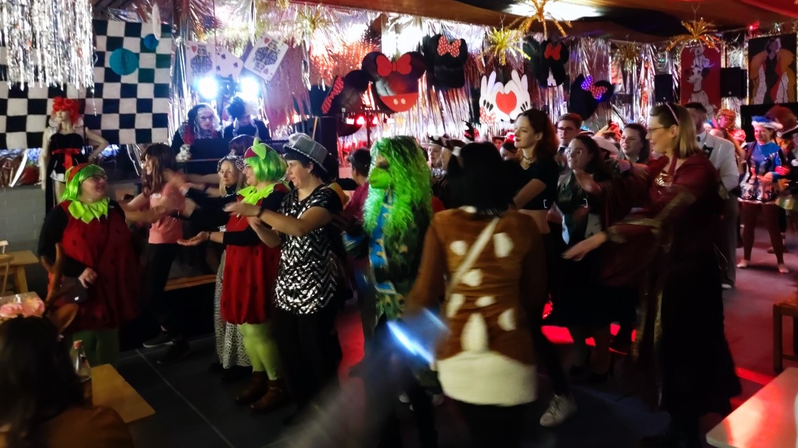Frauen feiern ausgelassen beim Weiberfasching in Kohlberg