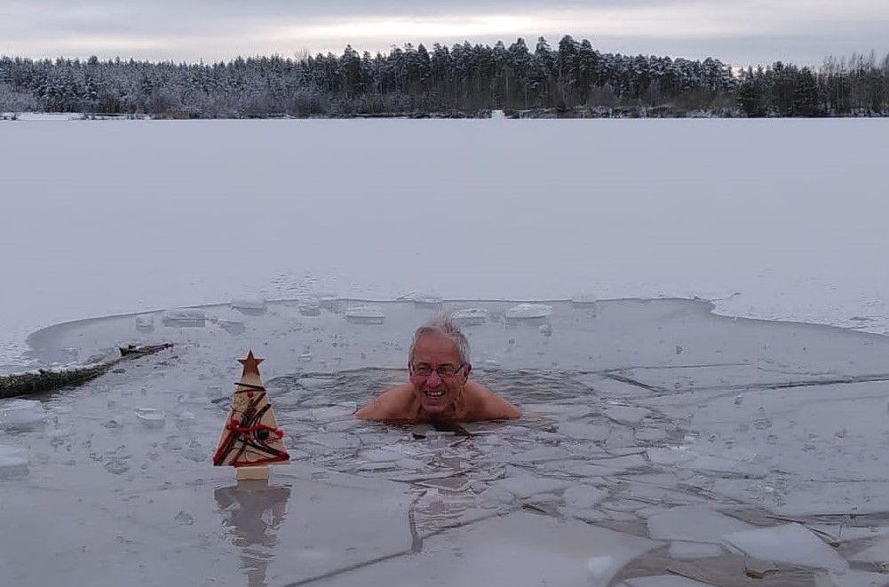 „Cooler“ Pfarrer mit einer Vorliebe zum Eisbaden