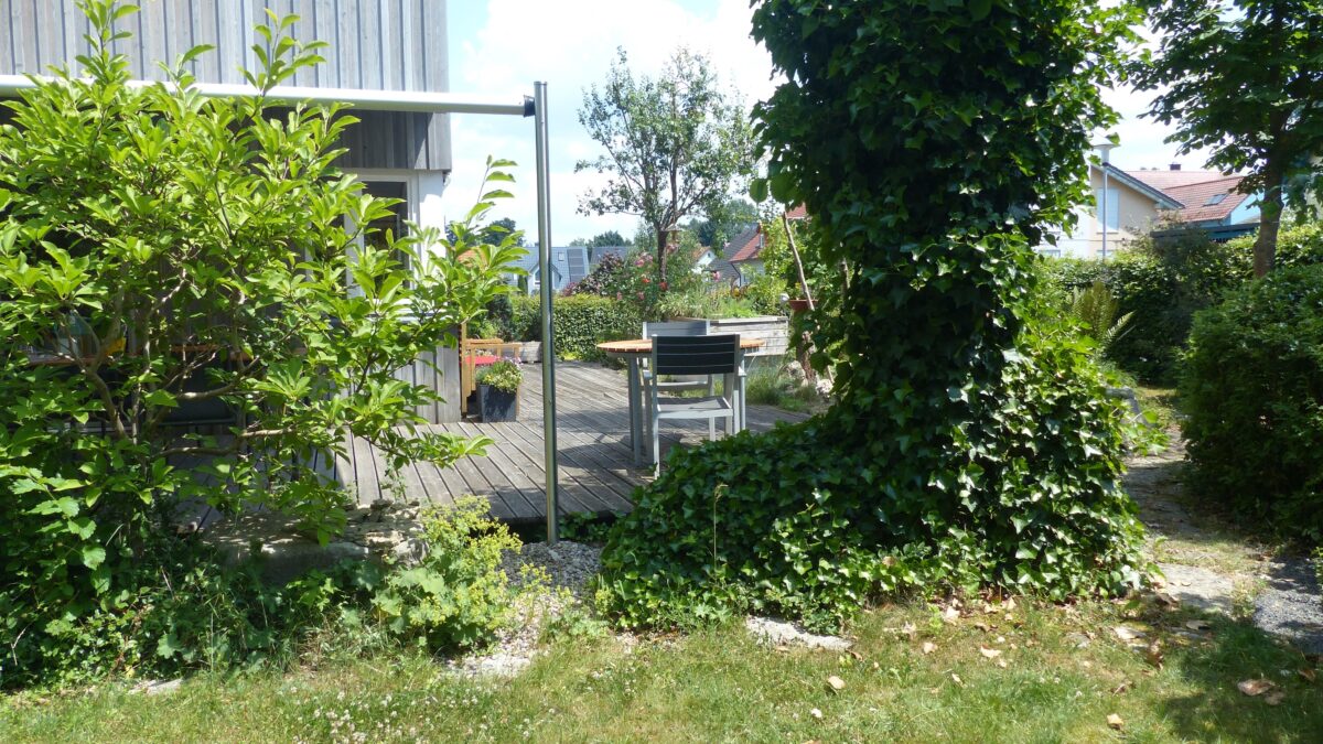 Wie man einen naturnahen und klimaneutralen Garten plant