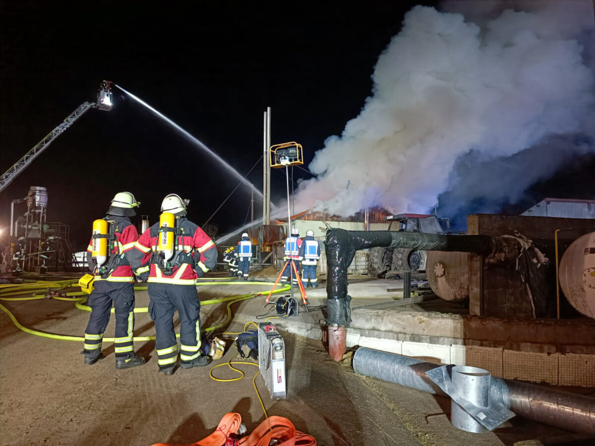 [Update] Halle mit Biogasanlage stand in Flammen