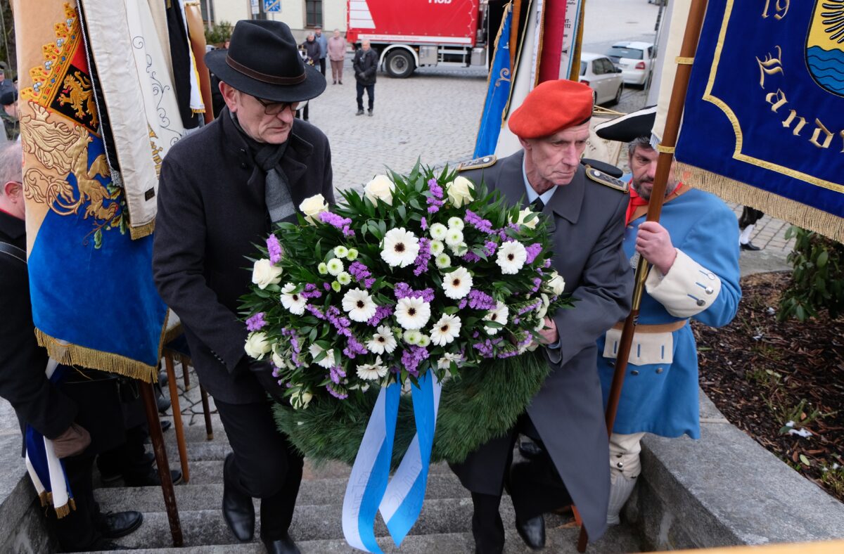 Totengedenken am Kriegerdenkmal in Floß