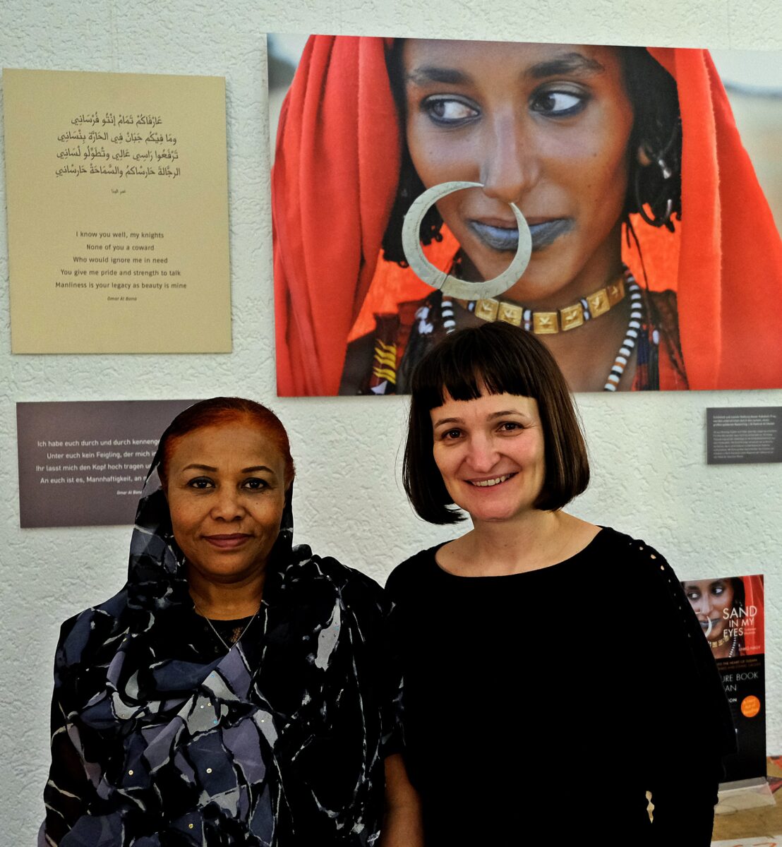 „Sand in my eyes“: Fulminante Vernissage in der Volkshochschule
