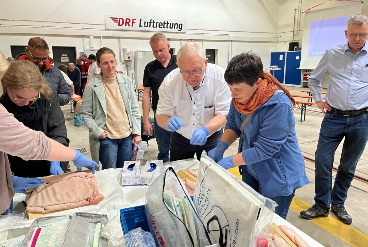 Thoraxdrainage und Knochenmarkinfusion: Mehr als 70 Rettungskräfte fortgebildet